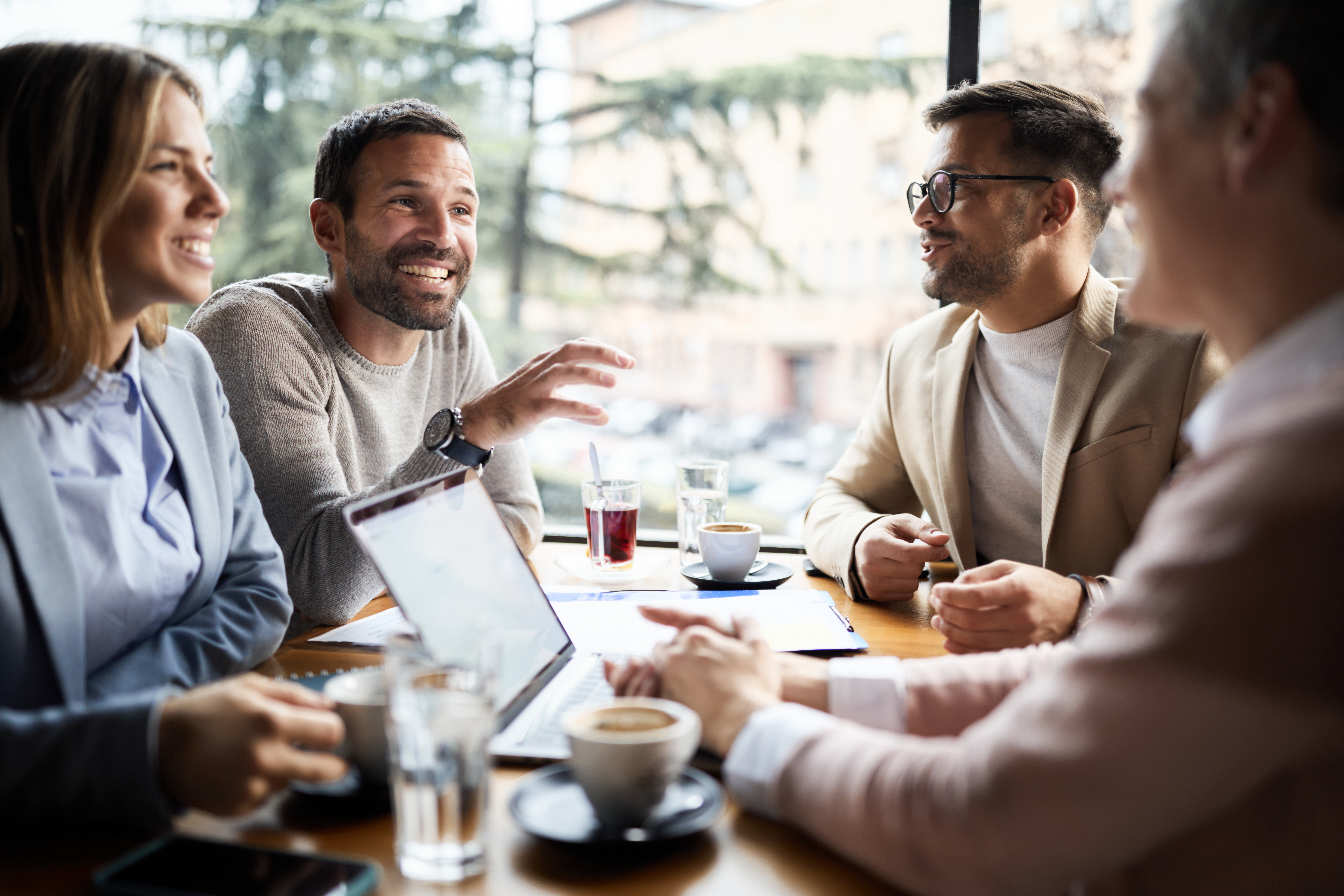 Réunion informelle dans un café - partenariat humain et collaboration
